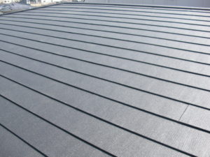 大阪市都島区のスーパーガルテクト葺き替え施工後｜軽量で美しく仕上がった屋根外観（屋根松商店）