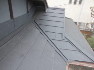 大阪市都島区のスーパーガルテクト葺き替え施工後｜軽量で美しく仕上がった屋根外観（屋根松商店）