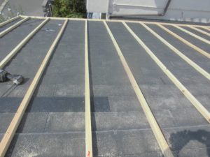 奈良県生駒市の屋根材スーパーガルテクト+断熱工程を加えた特別仕様の施工事例｜施工中1（屋根松商店）