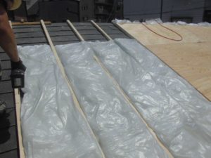 奈良県生駒市の屋根材スーパーガルテクト+断熱工程を加えた特別仕様の施工事例｜施工中2（屋根松商店）