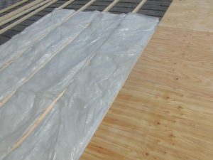 奈良県生駒市の屋根材スーパーガルテクト+断熱工程を加えた特別仕様の施工事例｜施工中3（屋根松商店）