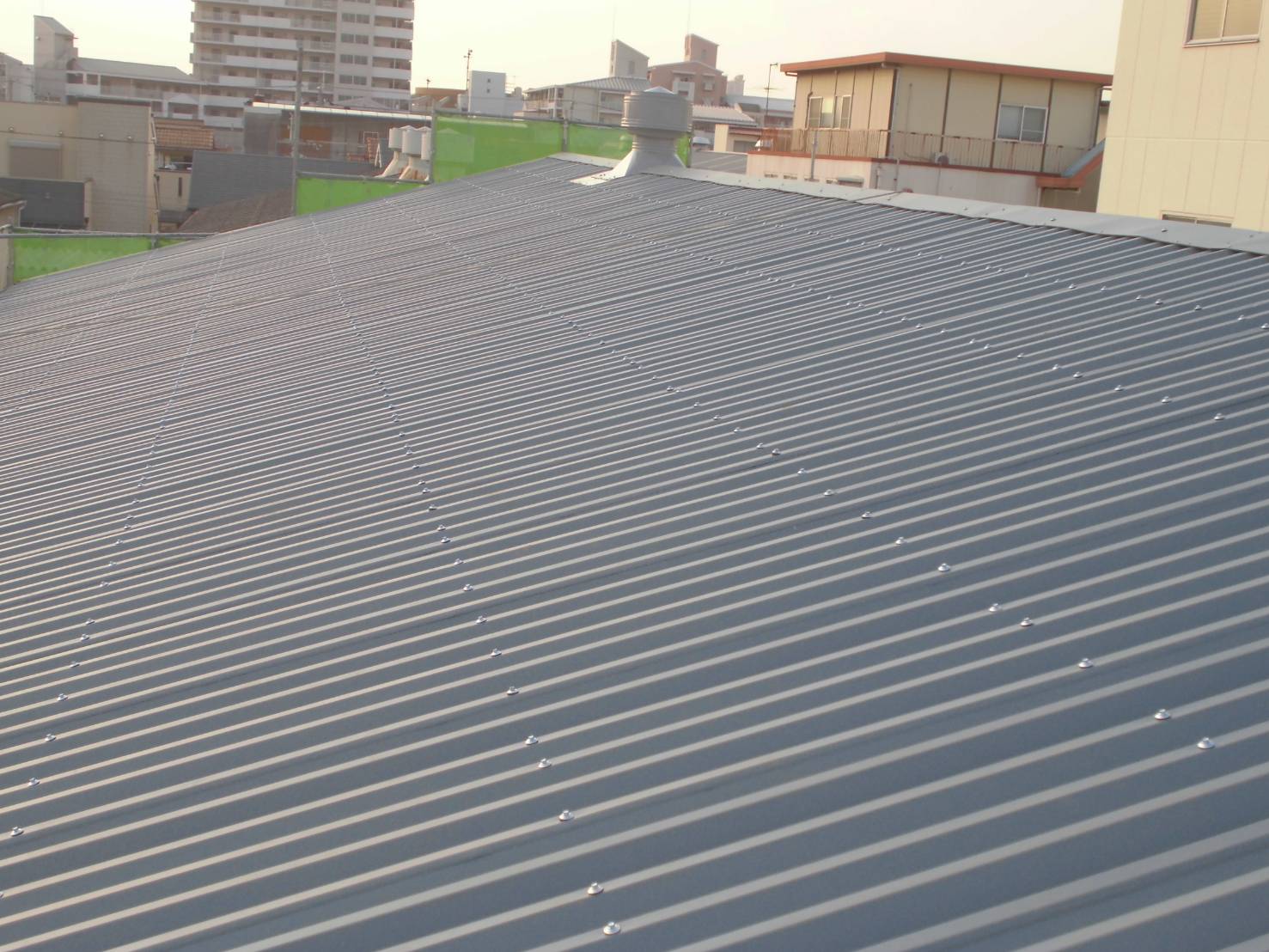 大阪府大東市のカバー工法の施工事例｜施工後（屋根松商店）